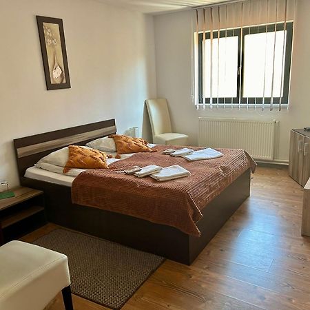 Aranykakas Etterem Es Panzio Bed & Breakfast Sîndominic Eksteriør bilde