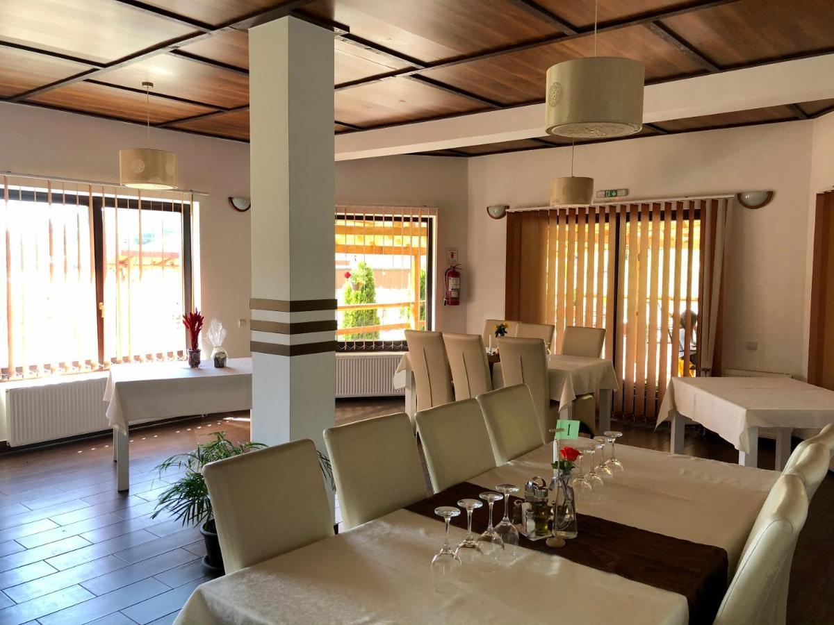 Aranykakas Etterem Es Panzio Bed & Breakfast Sîndominic Eksteriør bilde
