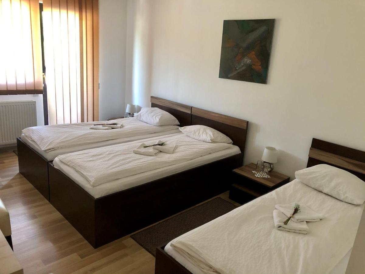 Aranykakas Etterem Es Panzio Bed & Breakfast Sîndominic Eksteriør bilde