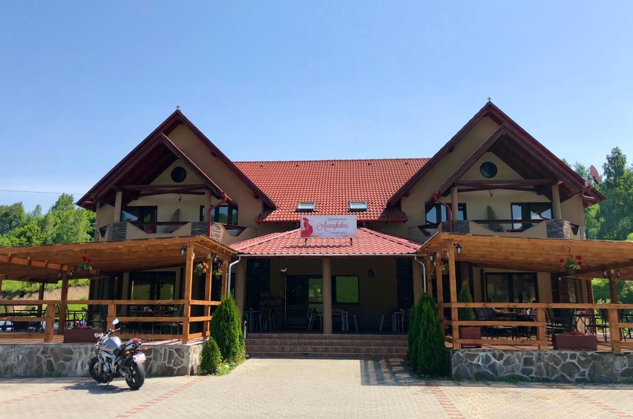 Aranykakas Etterem Es Panzio Bed & Breakfast Sîndominic Eksteriør bilde