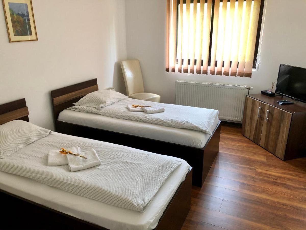 Aranykakas Etterem Es Panzio Bed & Breakfast Sîndominic Eksteriør bilde