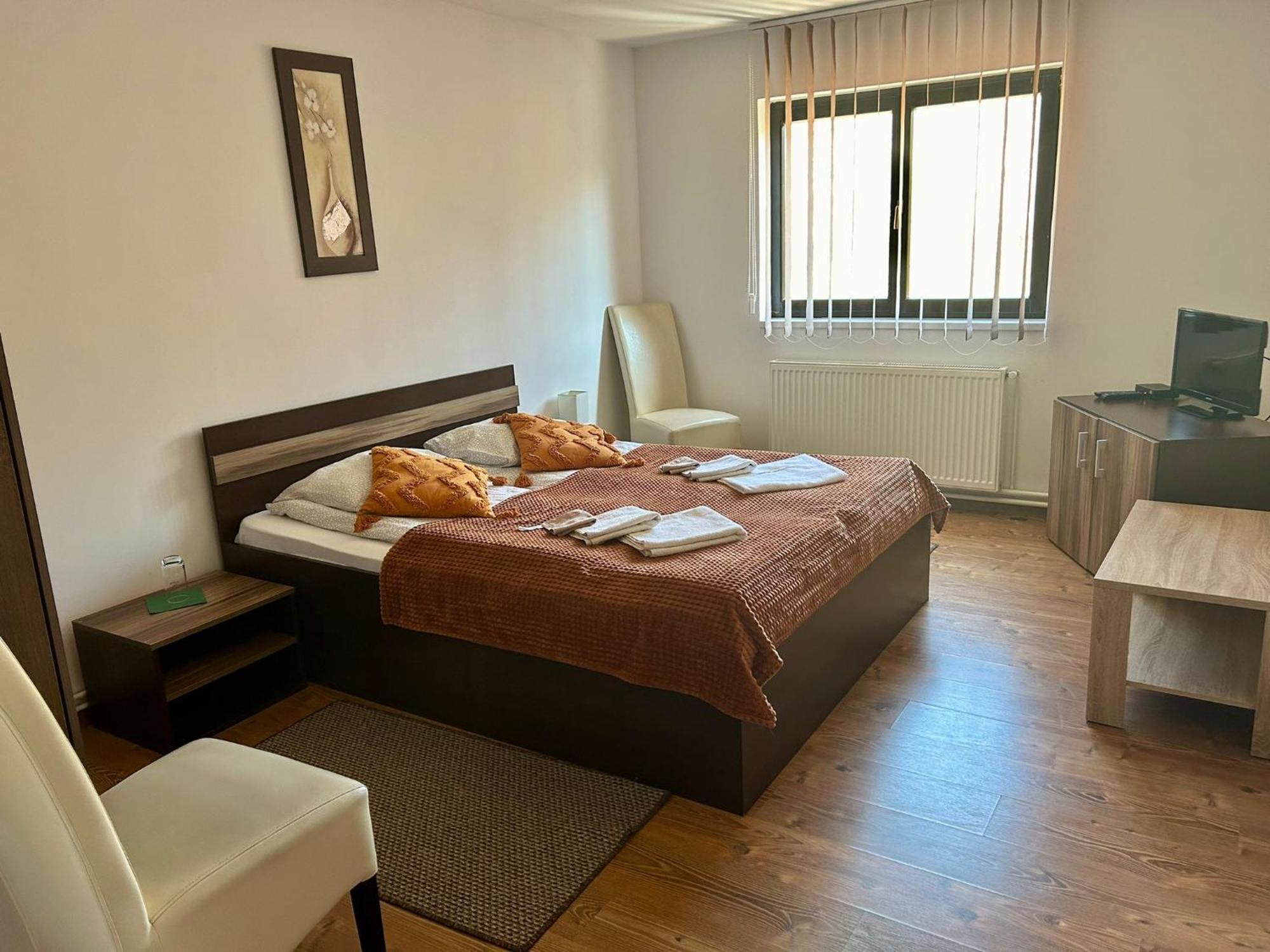 Aranykakas Etterem Es Panzio Bed & Breakfast Sîndominic Eksteriør bilde
