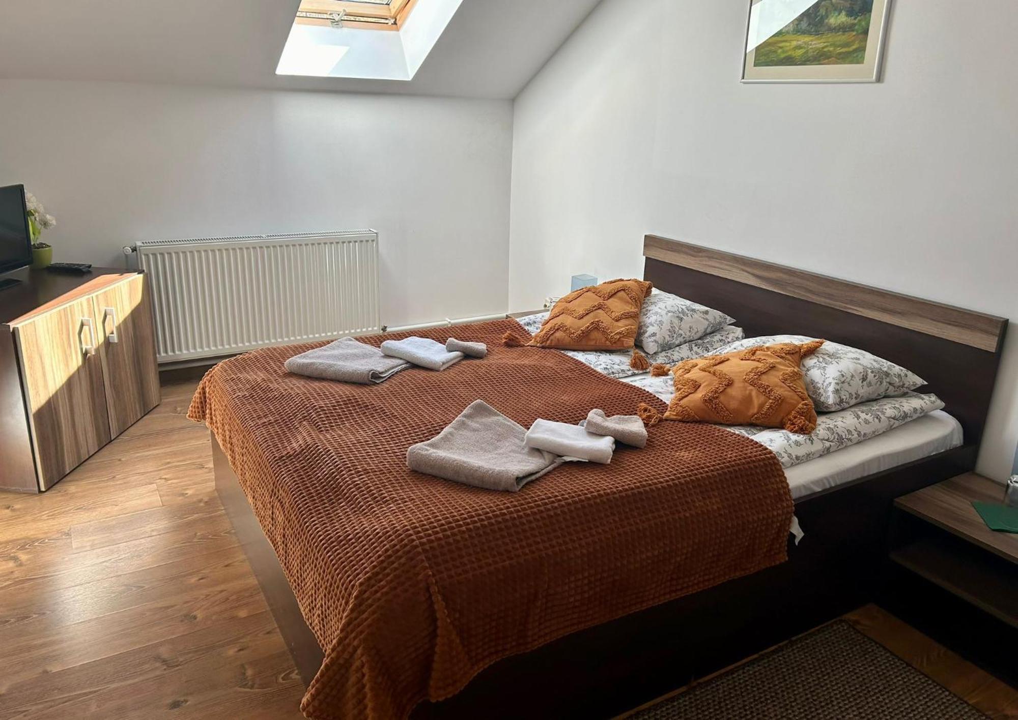 Aranykakas Etterem Es Panzio Bed & Breakfast Sîndominic Eksteriør bilde