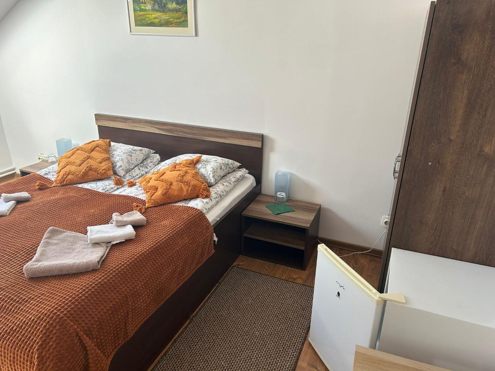 Aranykakas Etterem Es Panzio Bed & Breakfast Sîndominic Eksteriør bilde